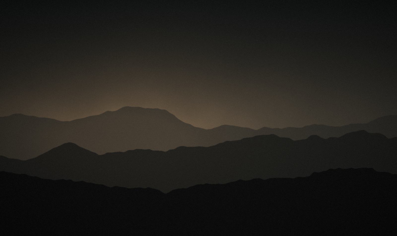 Sierras y barrancos entre Bédar y Los Gallardos bajo una atmósfera cargada de humo.